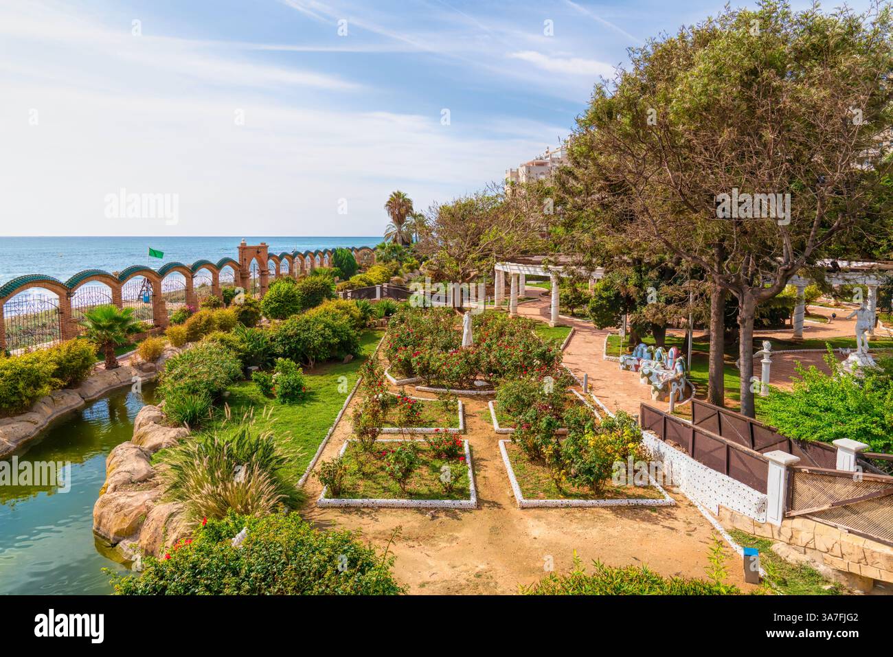 Marina D`Or Oropesa del Mar Spanien wunderschöne Gärten mit von Gaudi inspirierter Kunst und Tierwelt Stockfoto
